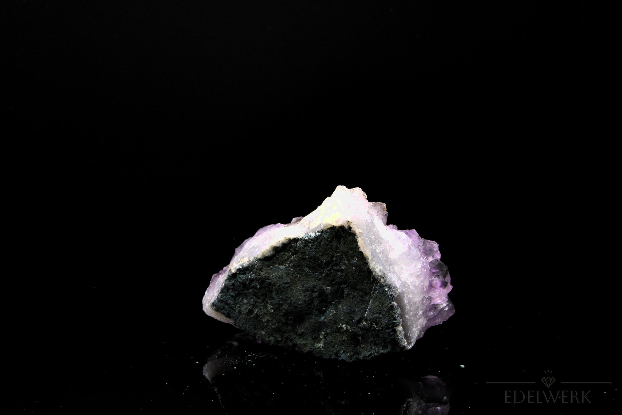 Violetter Amethyst Kristall, Heilstein für energetischen Schutz, violette Kristallform.