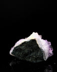Violetter Amethyst Kristall, Heilstein für energetischen Schutz, violette Kristallform.