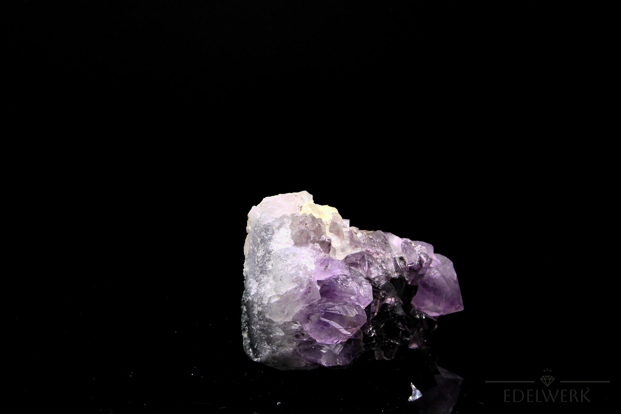 Hochwertiger Amethyst Kristall, Heilstein für meditative Ruhe, violette glänzende Struktur.