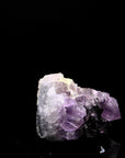 Hochwertiger Amethyst Kristall, Heilstein für meditative Ruhe, violette glänzende Struktur.