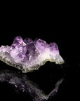 Amethyst Kristall für Klarheit, fördert intuitive Harmonie, violette glänzende Form.