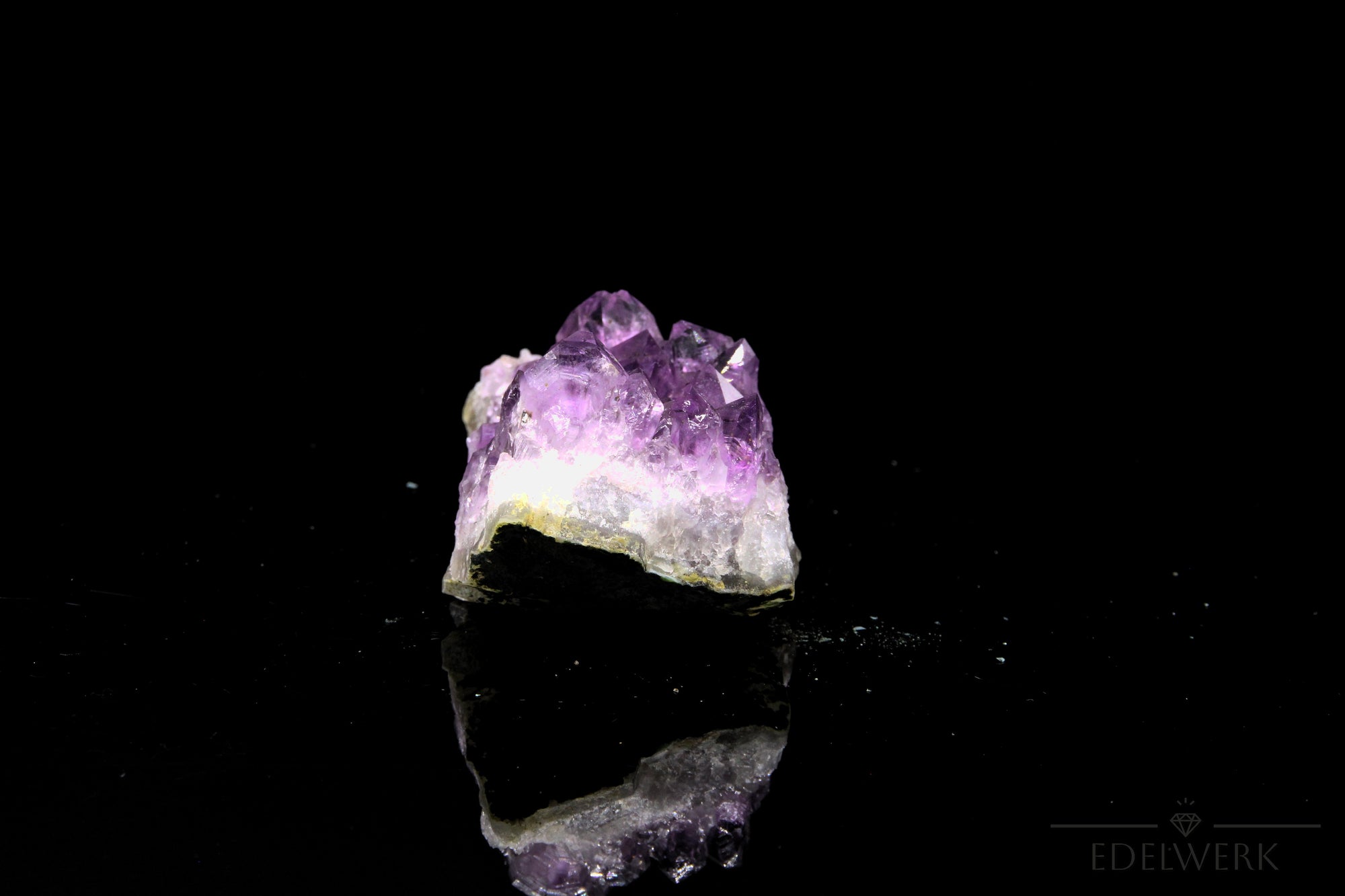 Amethyst Kristall für Klarheit, energetischer Stein für innere Balance, violette Struktur.
