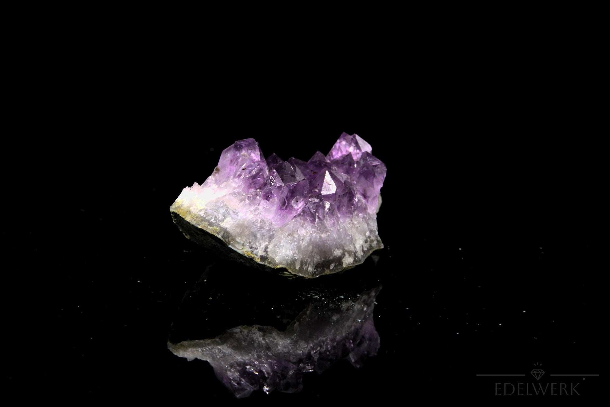 Amethyst Kristall für Klarheit, fördert spirituelle Ruhe, violette Kristalloberfläche.