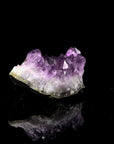 Amethyst Kristall für Klarheit, fördert spirituelle Ruhe, violette Kristalloberfläche.
