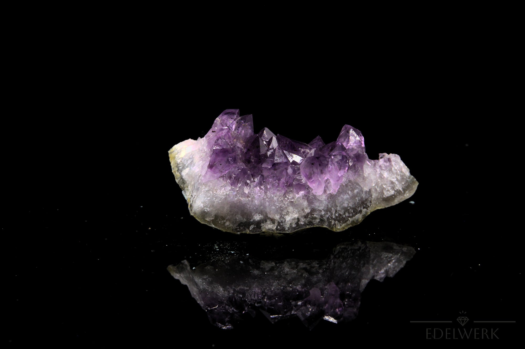 Amethyst Kristall für Klarheit, Heilstein für klare Meditation, violette Form.