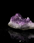 Amethyst Kristall für Klarheit, Heilstein für meditative Energie, violette Oberfläche.