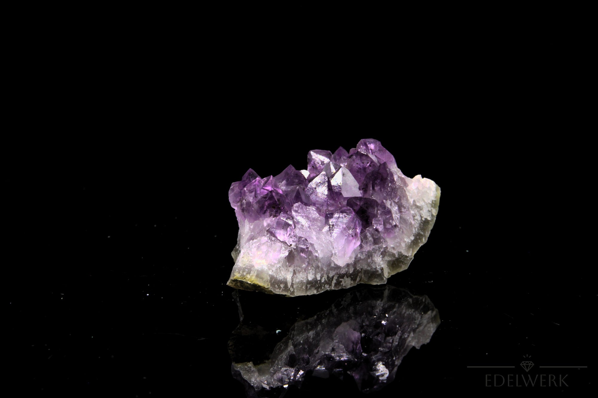 Violetter Amethyst Kristall, Heilstein für spirituellen Schutz, violette glänzende Struktur.