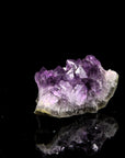 Violetter Amethyst Kristall, Heilstein für spirituellen Schutz, violette glänzende Struktur.