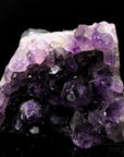 Natürlicher Amethyst Kristall, Heilstein für meditative Entspannung, violette Form.