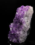 Tiefvioletter Amethyst Kristall, Heilstein für spirituelle Meditation, violette Struktur.