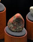 Kleiner Unakit, Heilstein für spirituelle Kraft, ungeschliffene Form.
