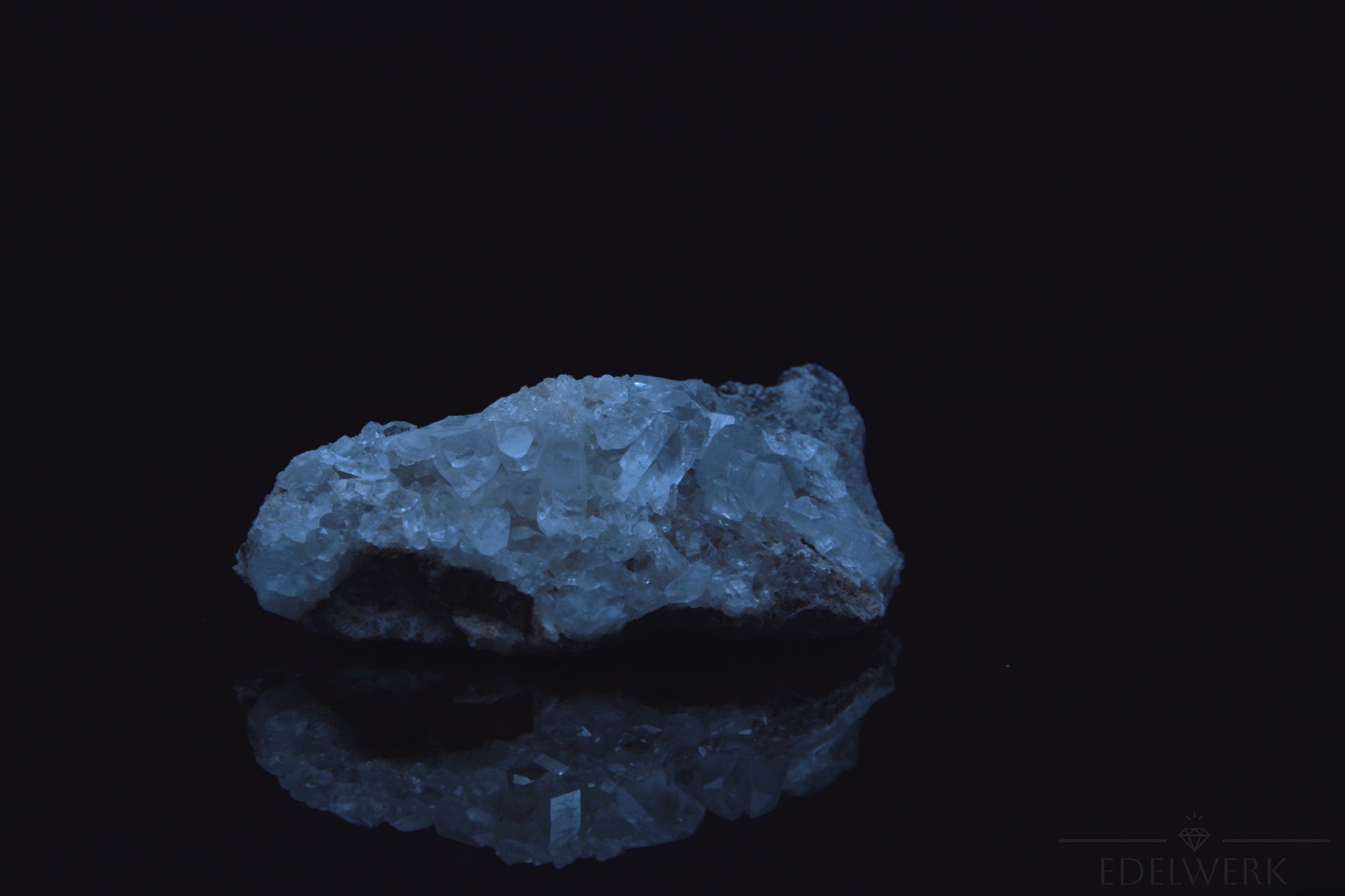 Strahlender Bergkristall, fördert meditative Ruhe, klare Kristallstruktur.