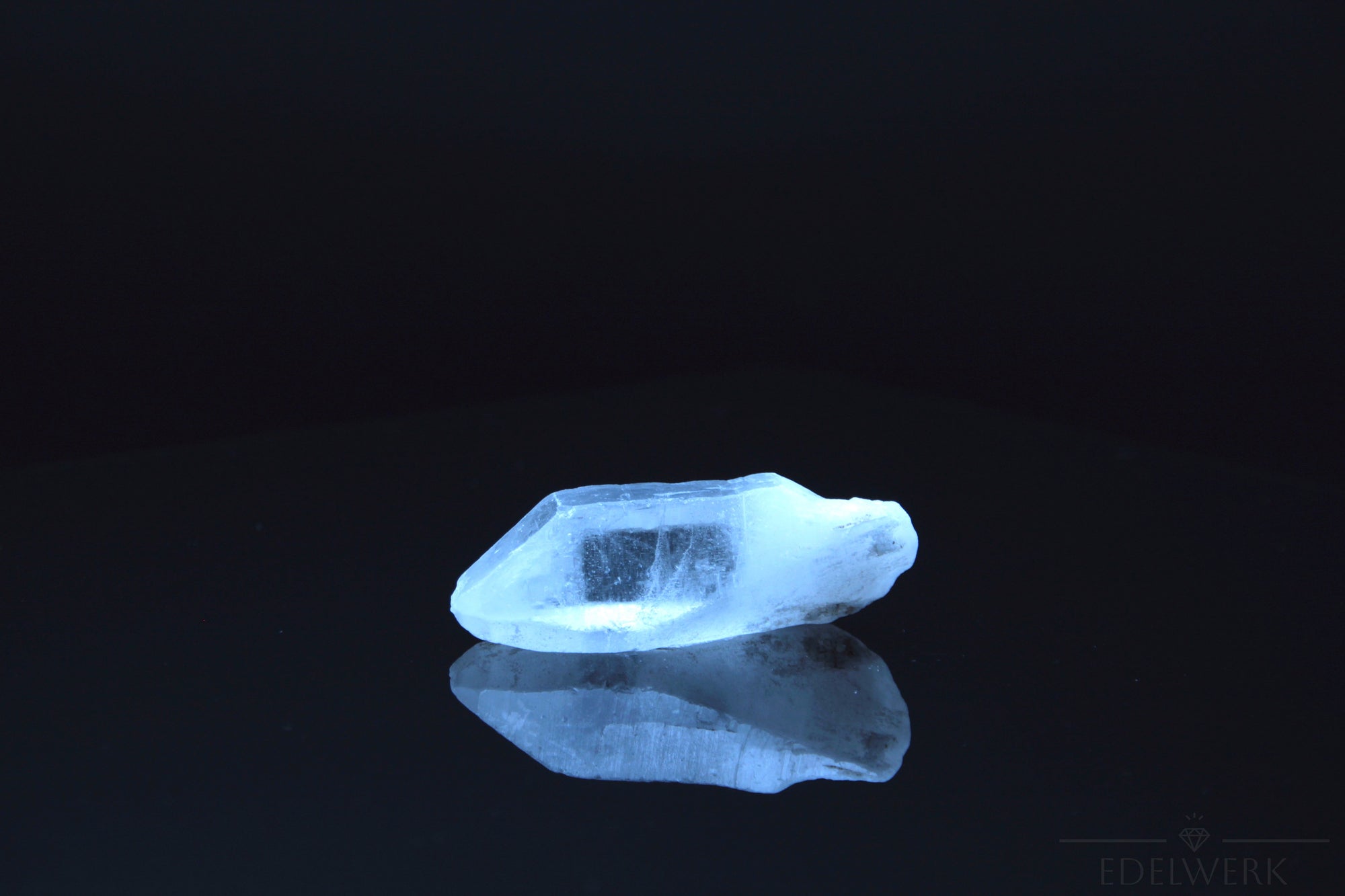 Klarer Bergkristall, fördert intuitive Harmonie, durchsichtige glänzende Form.