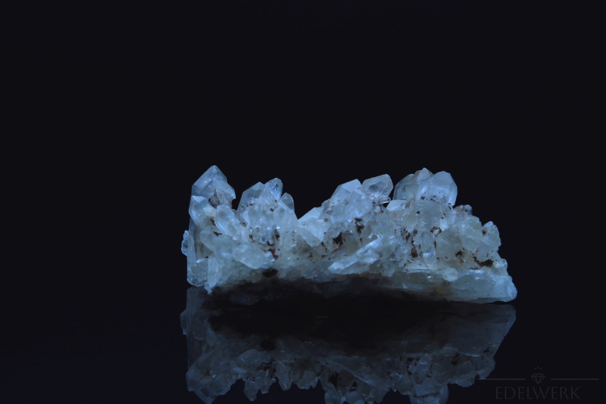 Strahlender Bergkristall, fördert energetische Harmonie, klare Kristalloberfläche.