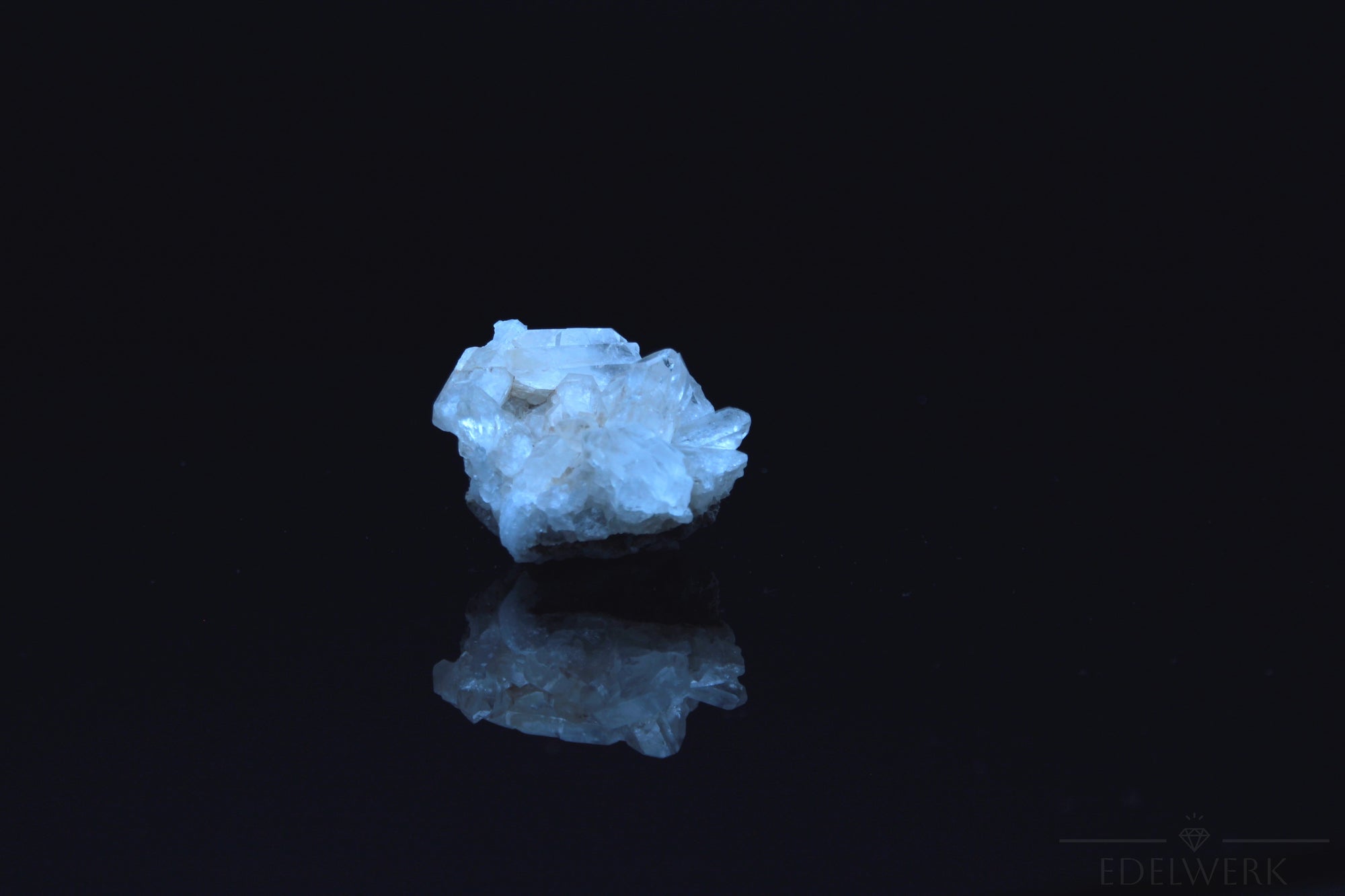 Natürlicher Bergkristall, Heilstein für meditative Energie, klare Kristallform.