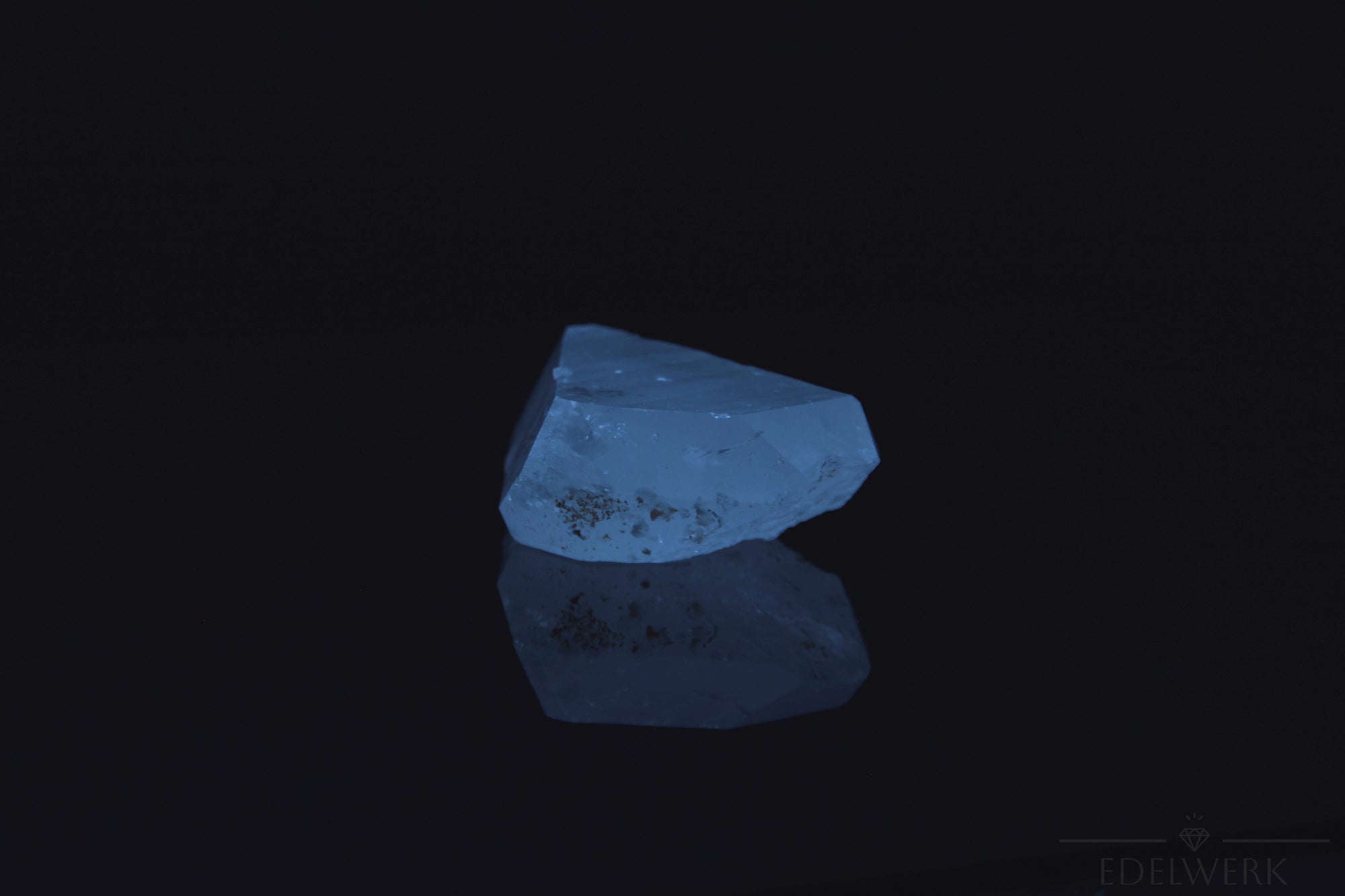 Strahlender Bergkristall, fördert spirituelle Harmonie, klare glänzende Kristalle.