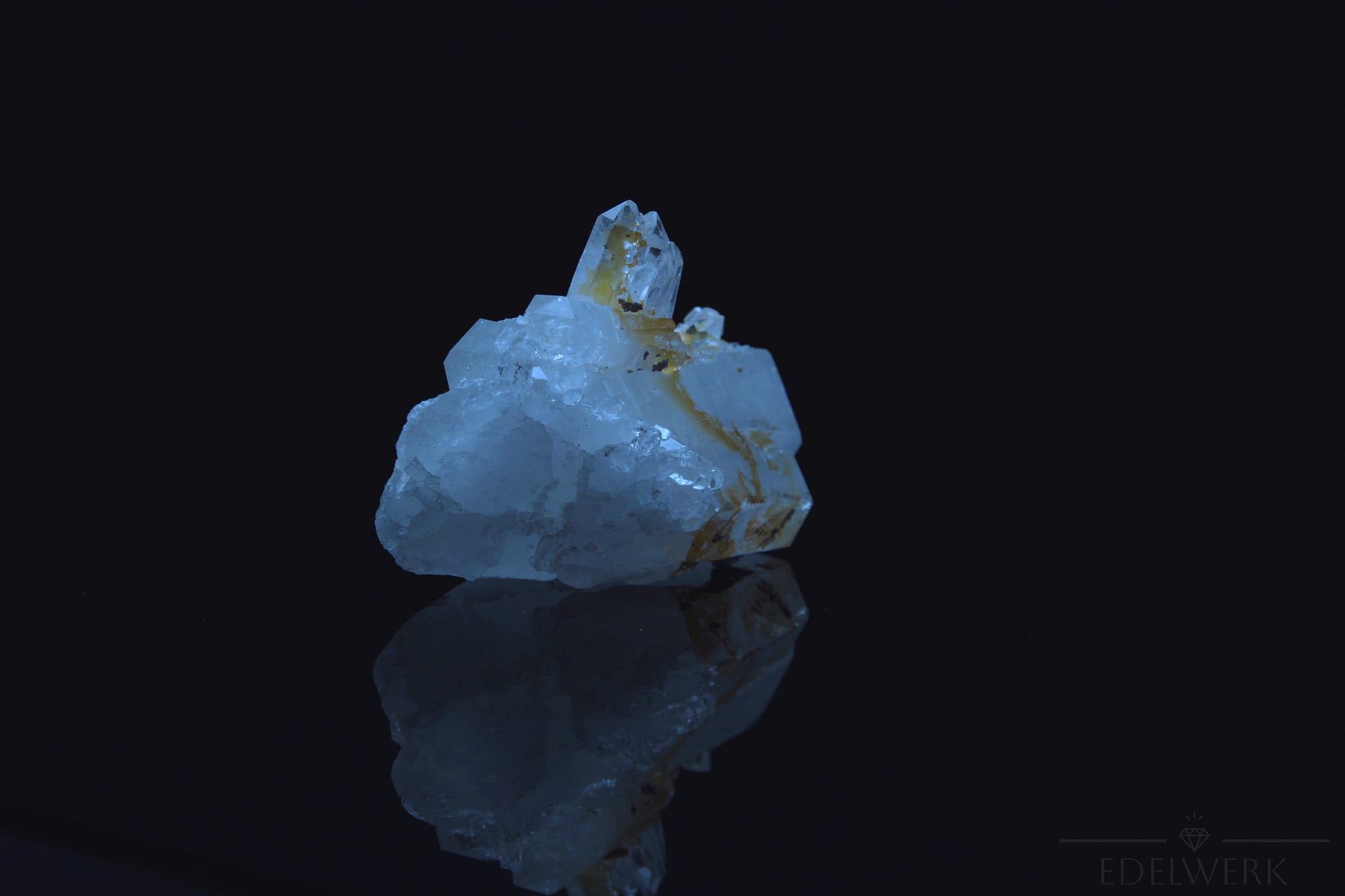 Strahlender Bergkristall, fördert meditative Klarheit, klare glänzende Kristalle.