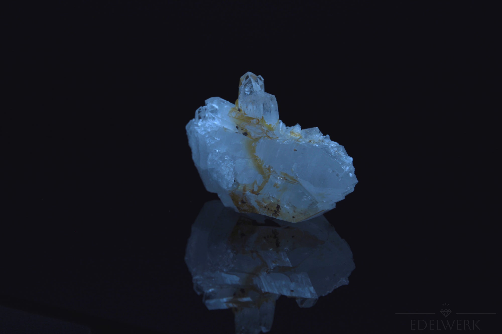 Strahlender Bergkristall, fördert spirituelle Balance, klare Kristalloberfläche.