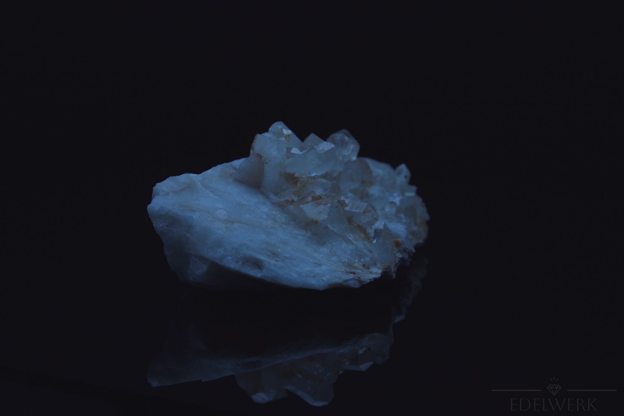 Natürlicher Bergkristall, Heilstein für meditative Schutz, klare Kristallform.