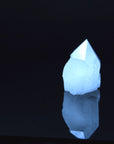 Hochwertiger Bergkristall, fördert spirituelle Harmonie, klare Kristalloberfläche.