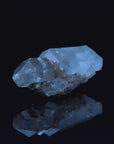 Strahlender Bergkristall, Heilstein für meditative Harmonie, klare strahlende Oberfläche.