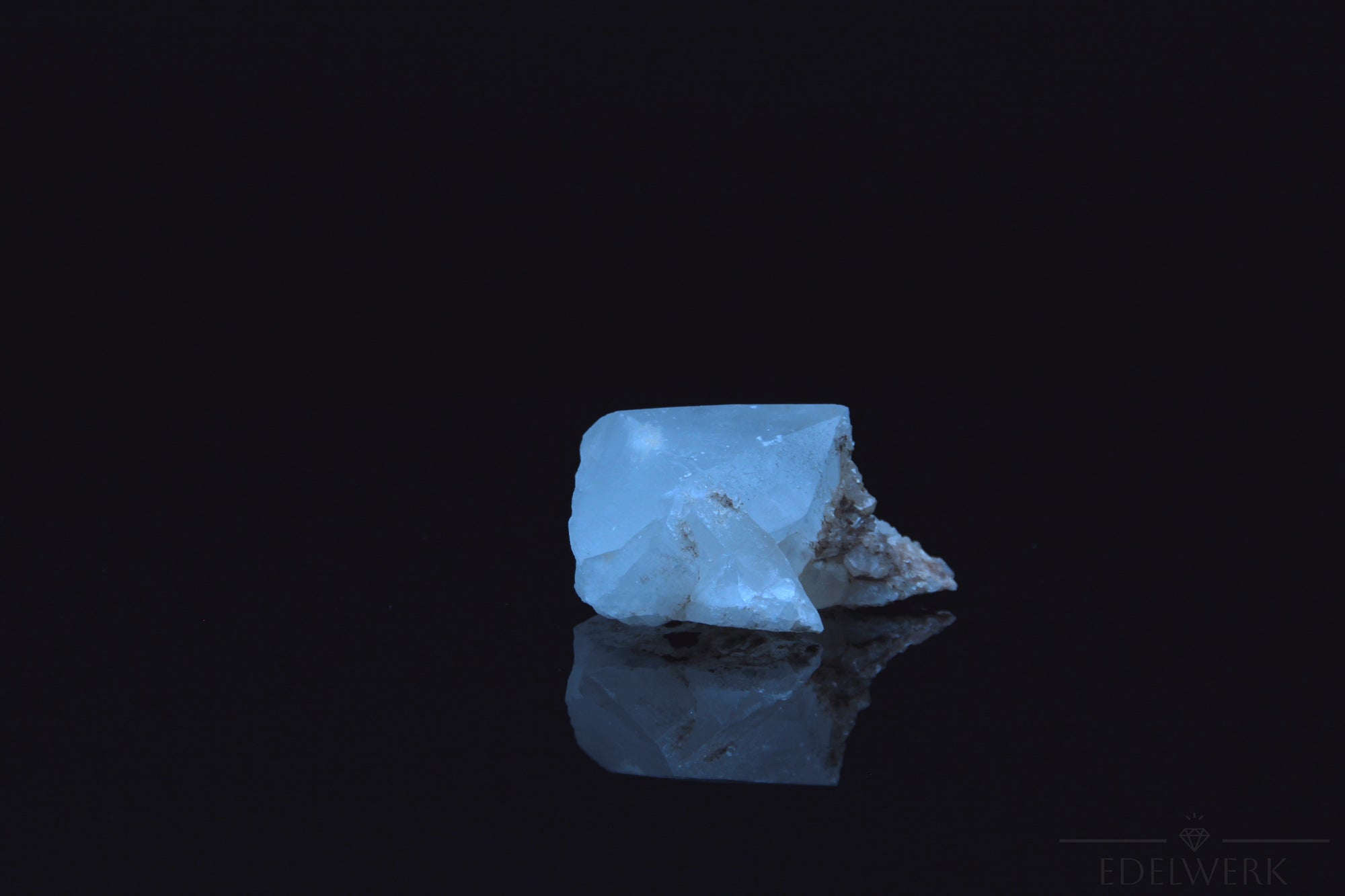 Natürlicher Bergkristall, fördert spirituelle Harmonie, klare glänzende Struktur.
