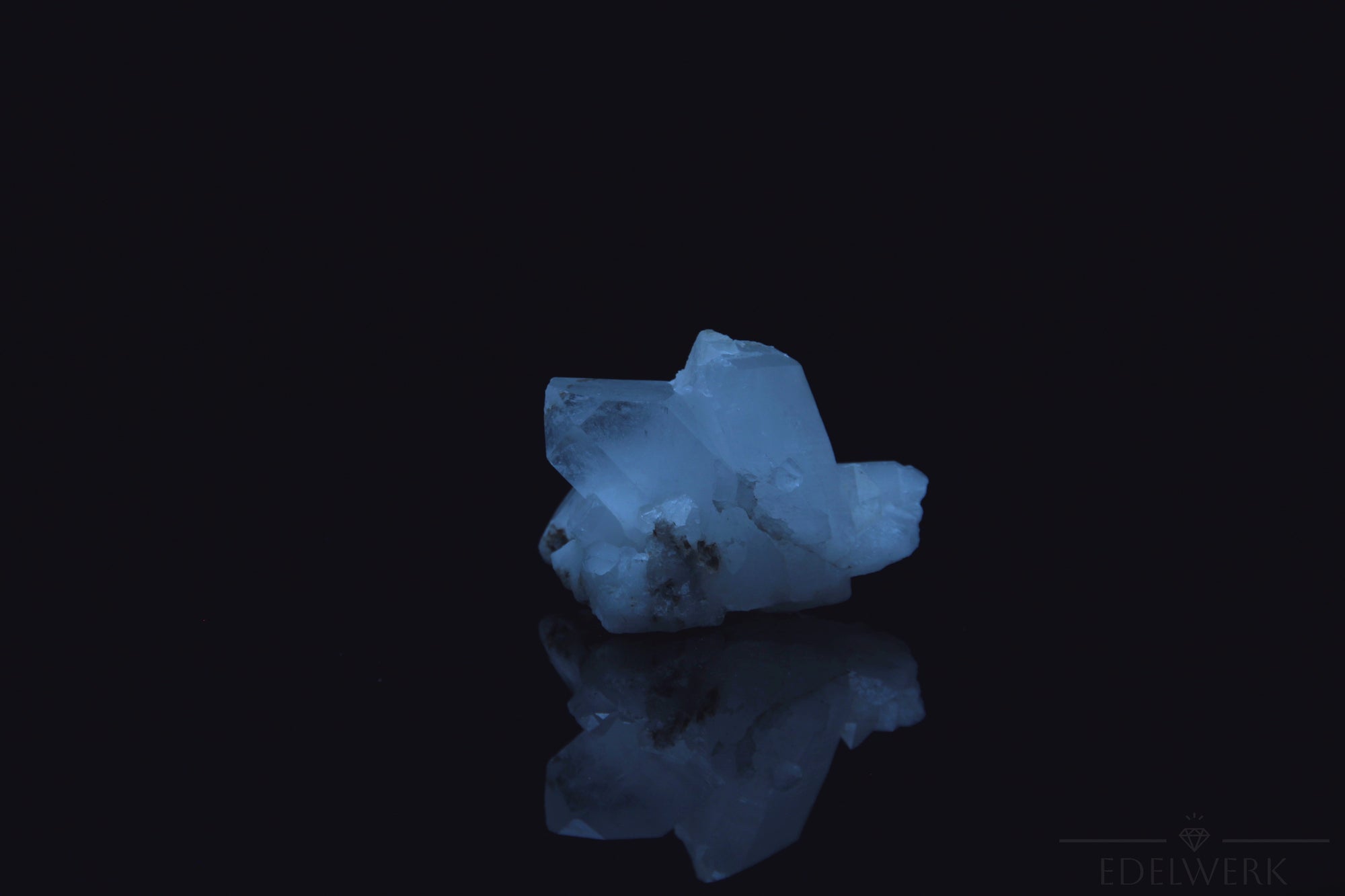Strahlender Bergkristall, fördert energetische Harmonie, klare glänzende Kristalle.