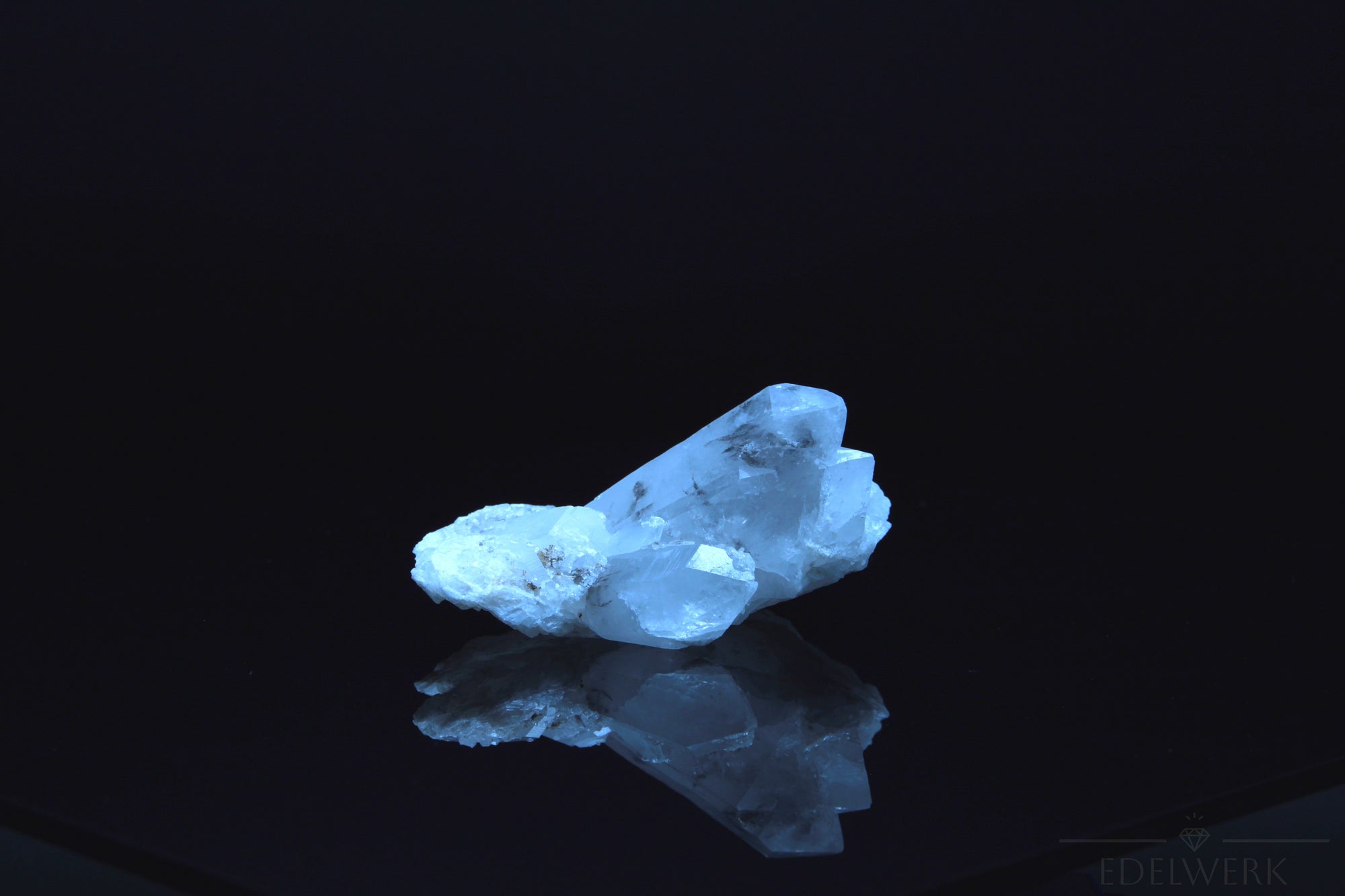 Strahlender Bergkristall, fördert energetische Harmonie, klare glänzende Kristalle.