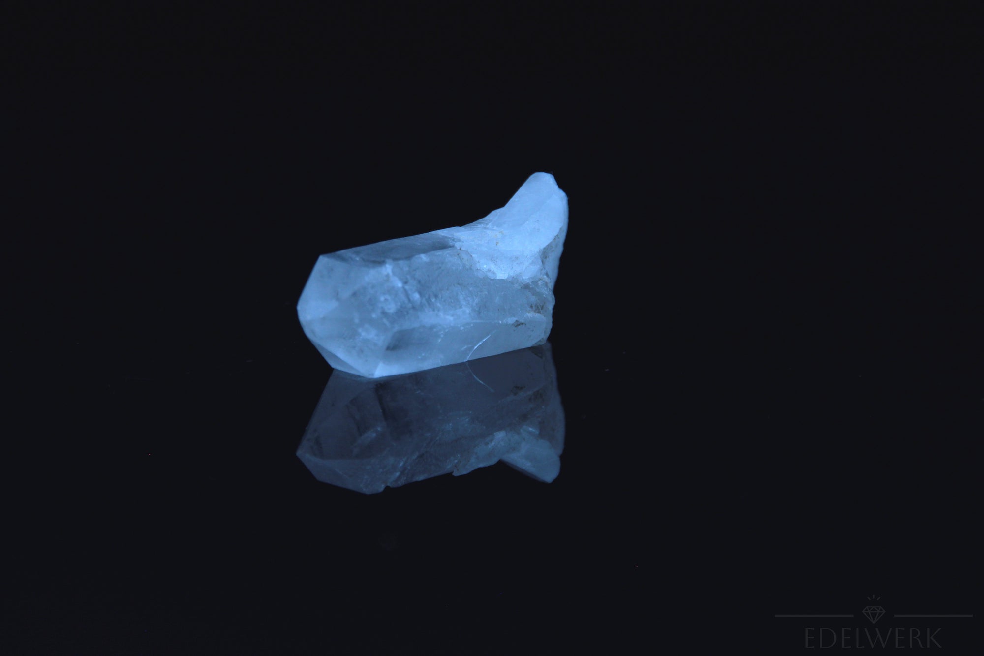 Strahlender Bergkristall, Heilstein für meditative Harmonie, klare strahlende Oberfläche.
