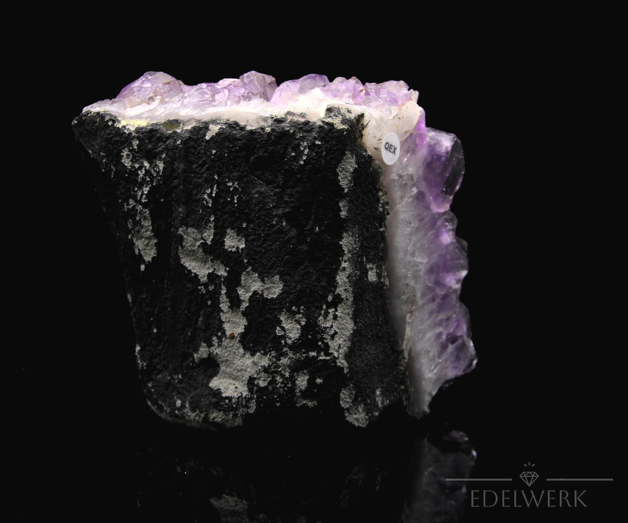 Violetter Amethyst Kristall, Heilstein für spirituelle Ausgeglichenheit, violette glänzende Struktur.