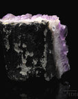 Violetter Amethyst Kristall, Heilstein für spirituelle Ausgeglichenheit, violette glänzende Struktur.
