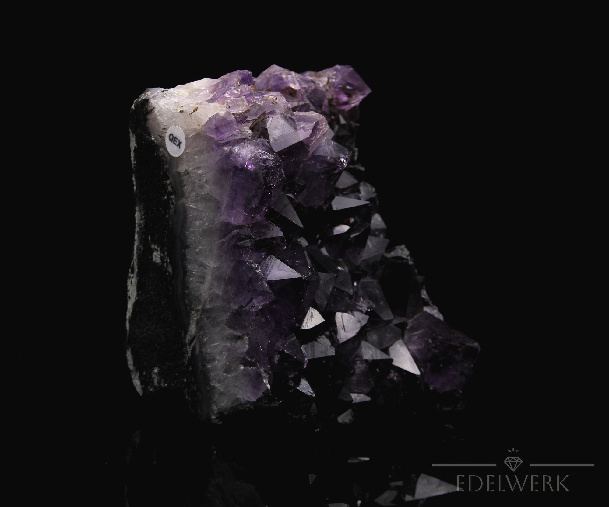 Violetter Amethyst Kristall, fördert energetische Balance, violette Kristalloberfläche.