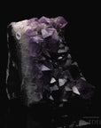 Violetter Amethyst Kristall, fördert energetische Balance, violette Kristalloberfläche.