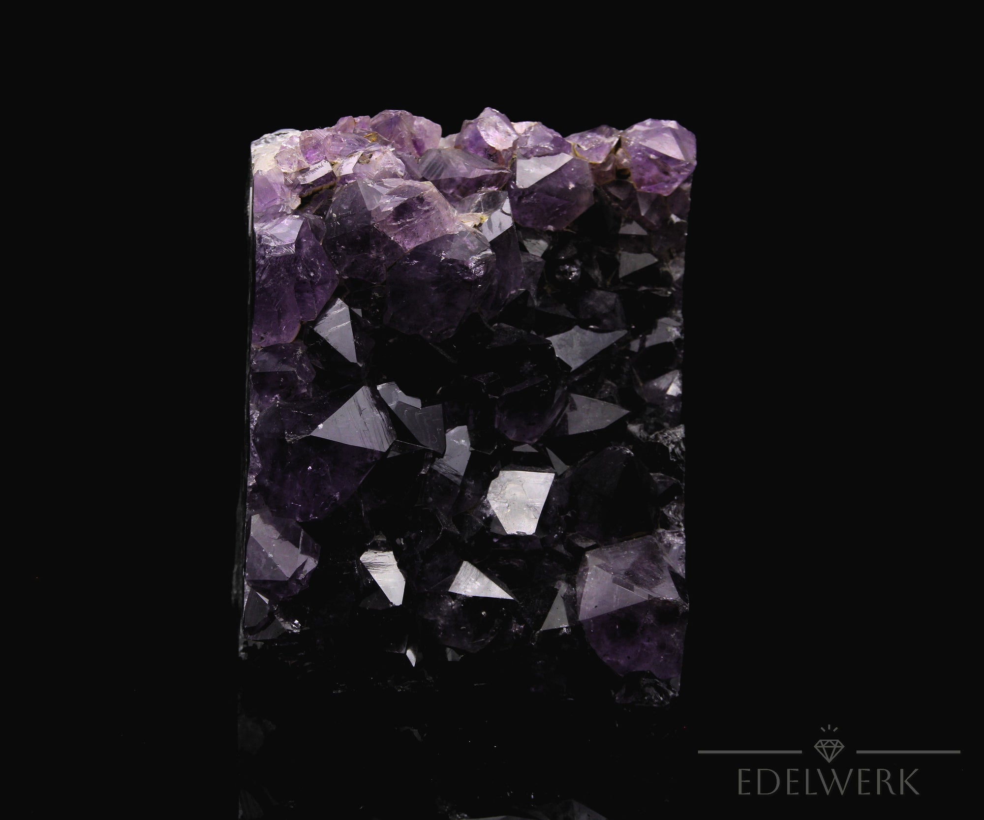 Violetter Amethyst Kristall, Heilstein für meditative Harmonie, violette glänzende Form.
