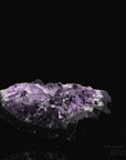 Natürlicher Amethyst Kristall, fördert intuitive Balance, violette glänzende Struktur.