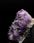 Violetter Amethyst Kristall, Heilstein für spirituelle Klarheit, violette glänzende Struktur.