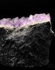 Violetter Amethyst Kristall, fördert schützende Energie, violette Kristalloberfläche.