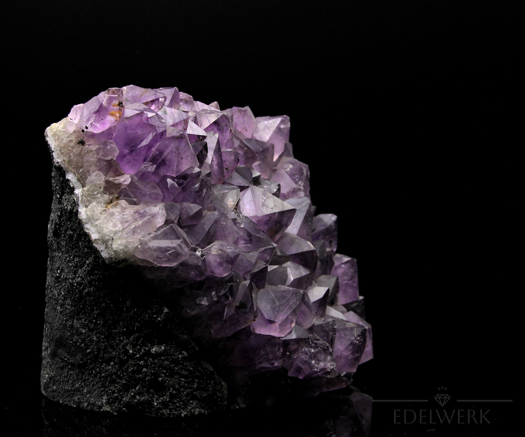 Violetter Amethyst Kristall, Heilstein für meditative Harmonie, violette glänzende Form.
