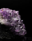 Violetter Amethyst Kristall, Heilstein für meditative Harmonie, violette glänzende Form.