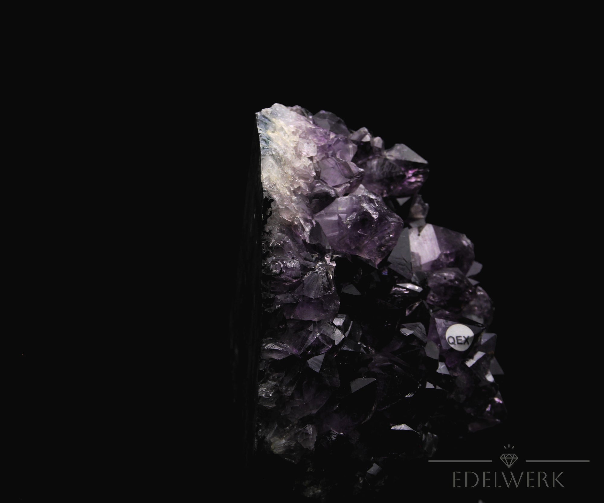 Tiefvioletter Amethyst Kristall, Heilstein für innere Balance, violette glänzende Form.