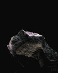 Strahlender Amethyst Kristall, Heilstein für innere Balance, violette strahlende Oberfläche.