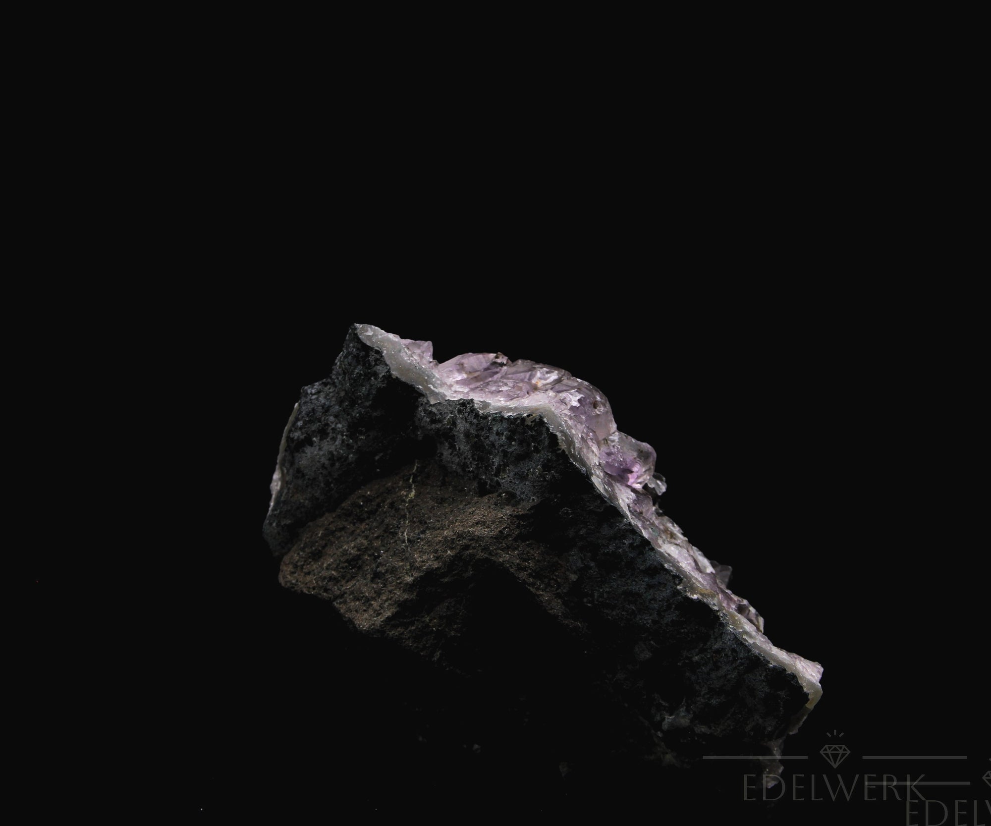 Strahlender Amethyst Kristall, fördert intuitive Klarheit, violette glänzende Kristalle.