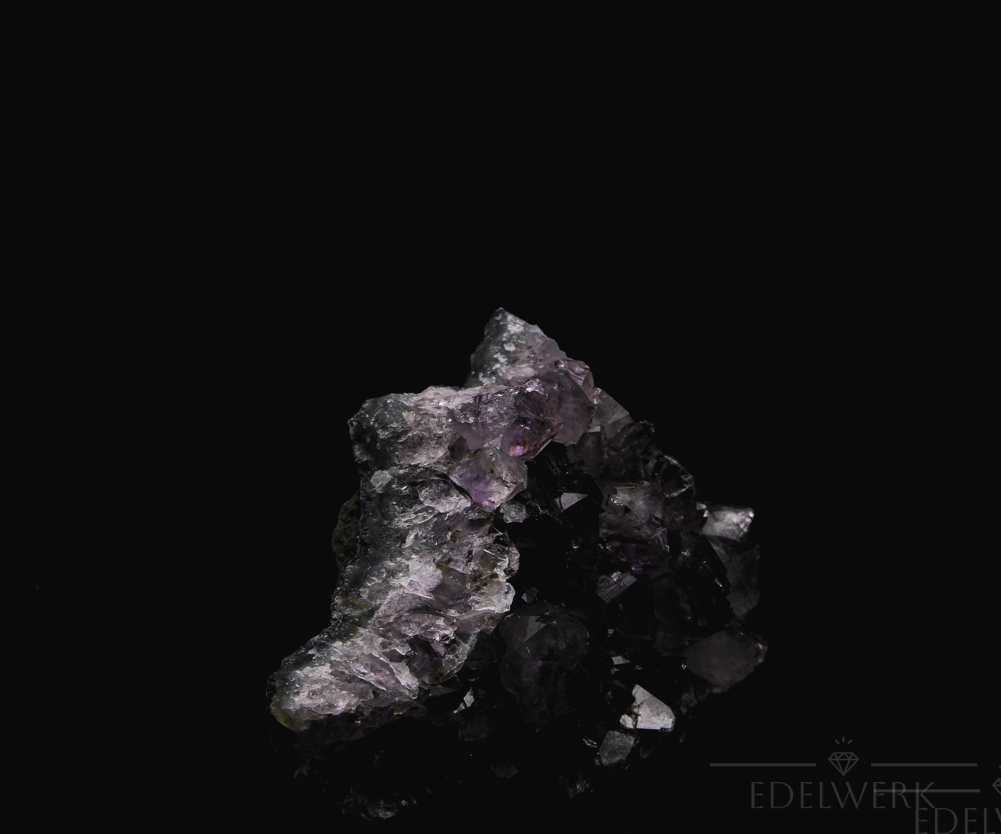 Strahlender Amethyst Kristall, fördert spirituelle Harmonie, violette Kristalloberfläche.
