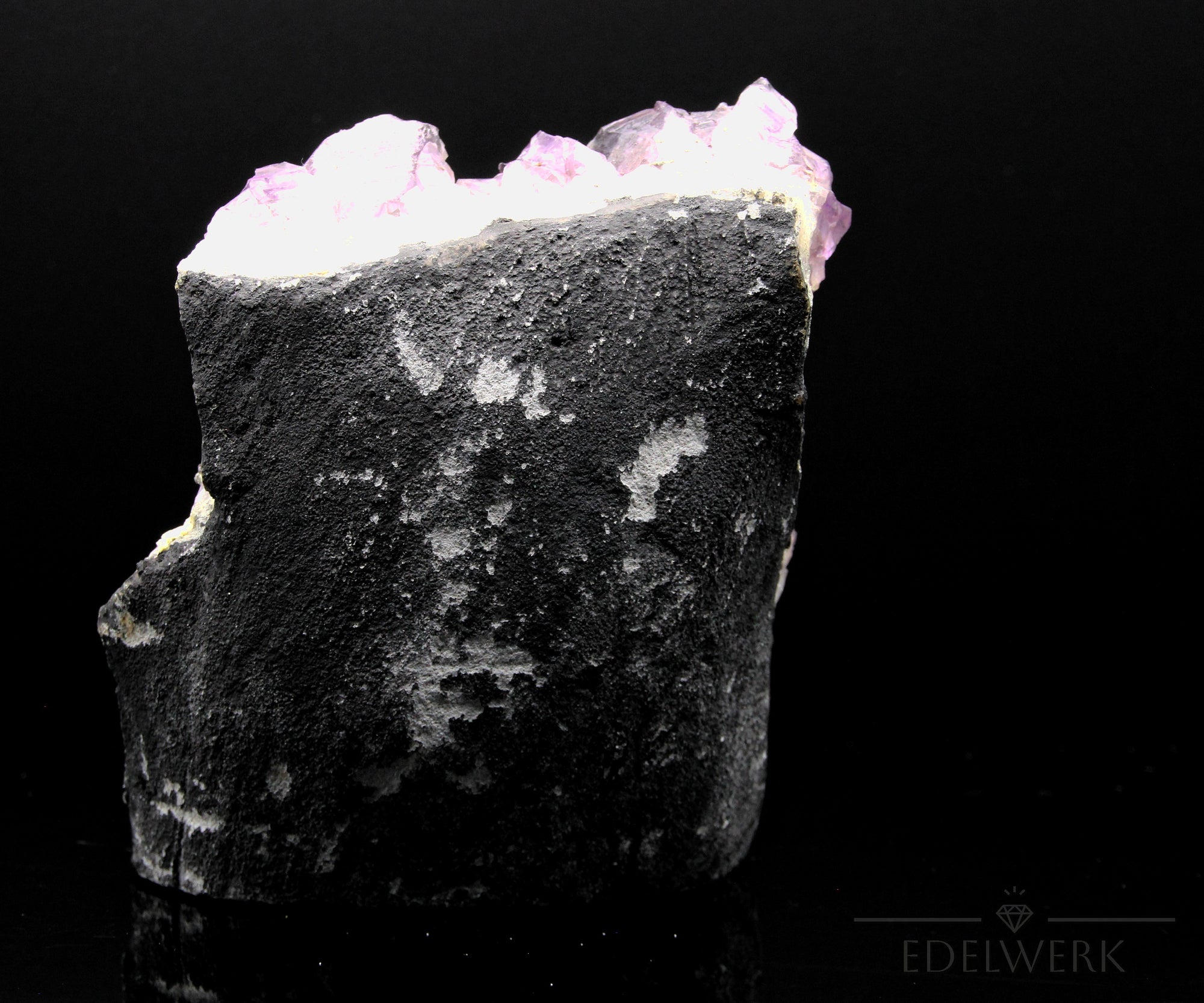Natürlicher Amethyst Kristall, Heilstein für klare Energie, violette Oberfläche.