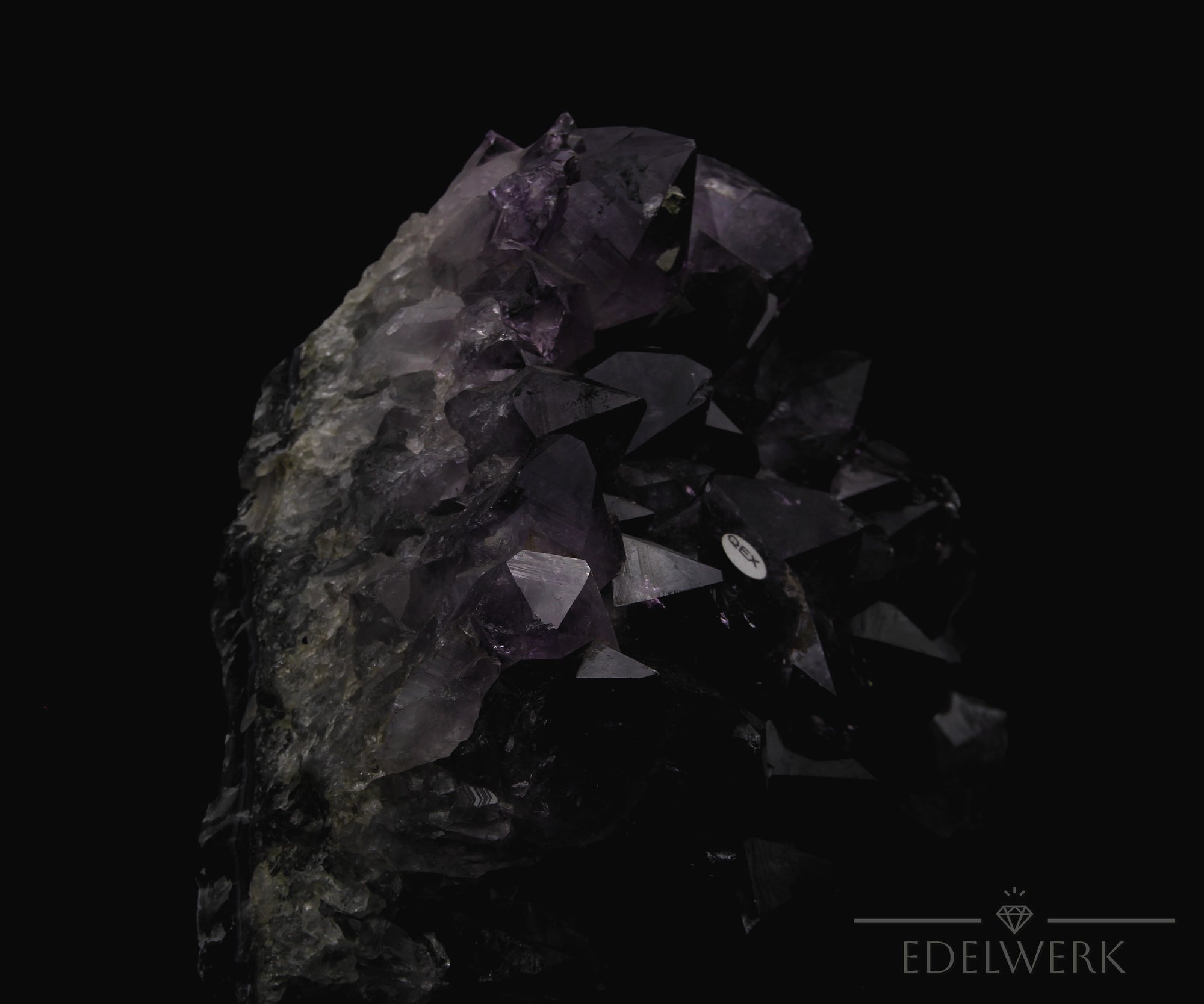 Hochwertiger Amethyst Kristall, Heilstein für klare Energie, violette Kristallform.