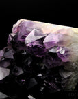 Tiefvioletter Amethyst Kristall, Heilstein für meditative Ausgeglichenheit, violette Struktur.