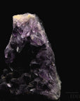 Violetter Amethyst Kristall, Heilstein für spirituellen Schutz, violette glänzende Struktur.
