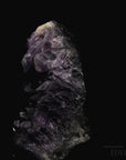 Violetter Amethyst Kristall, fördert harmonische Energie, violette Kristalloberfläche.