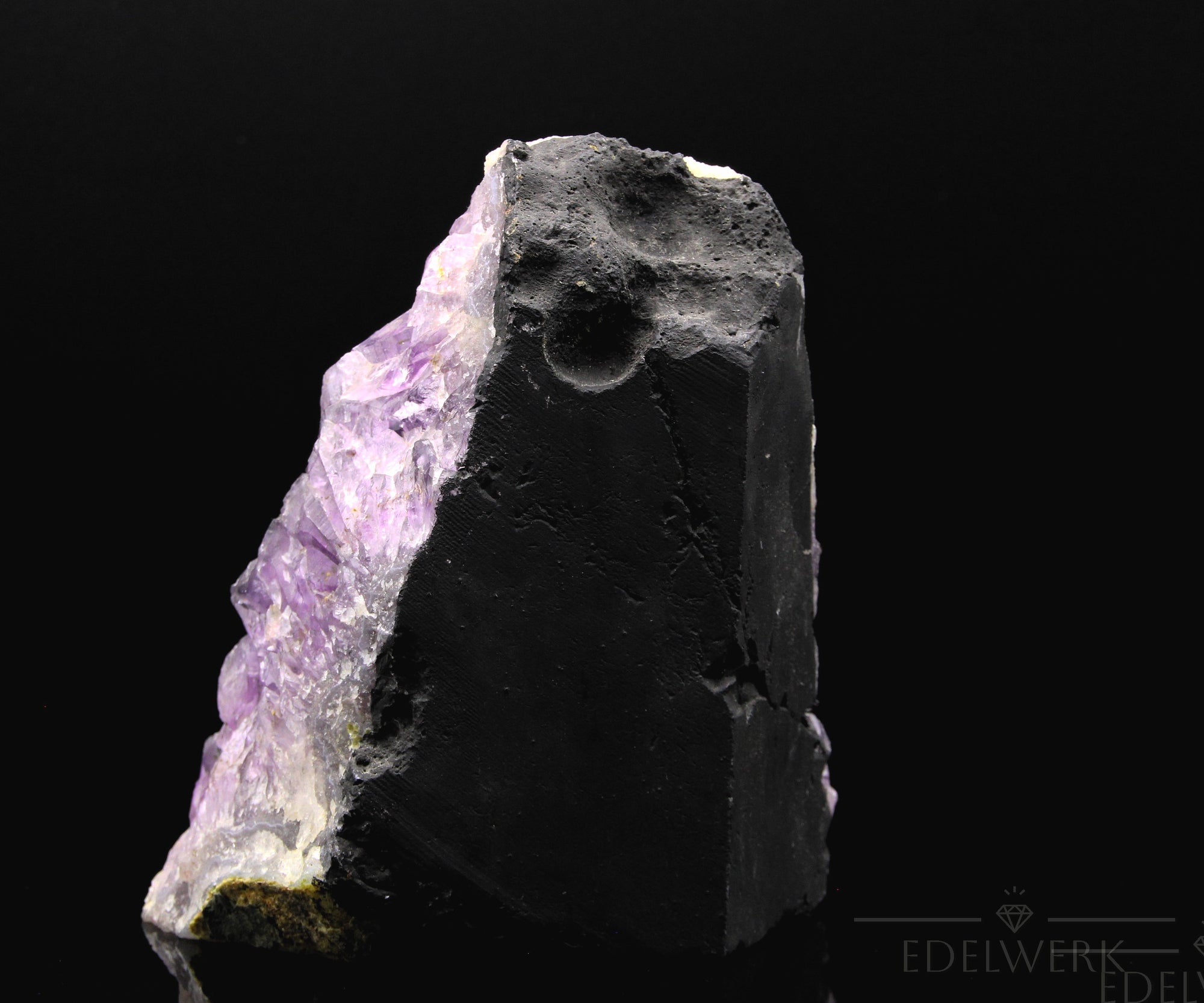 Violetter Amethyst Kristall, Heilstein für meditative Harmonie, violette glänzende Form.