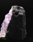Violetter Amethyst Kristall, Heilstein für meditative Harmonie, violette glänzende Form.